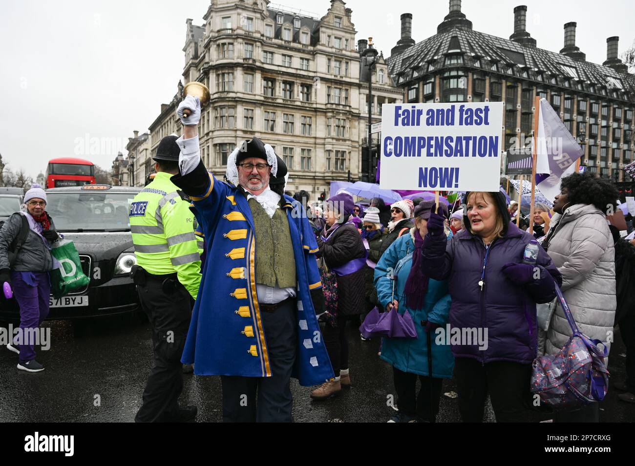 Londra, Regno Unito. 08th Mar, 2023. 2023-03-08, Parliament Square, Londra, Regno Unito. Le donne contro la disuguaglianza pensionistica statale (WASPI) protestano per la Giornata internazionale della donna. Campagna WASPI per le donne nata negli anni '1950s. Altri esprimono il governo britannico legalizzando il furto di sei anni di pensioni per donne senza preavviso, anche se alcune persone che ricevono l'avviso sono nel 2011. È stato loro impedito di ottenere la pensione statale. Praticamente tutte queste donne non sono andate all’università e hanno reso difficile la loro vita senza salvare o andare in pensione. WASPI ha condotto campagne negli ultimi dieci anni. Credito: Vedi li Foto Stock