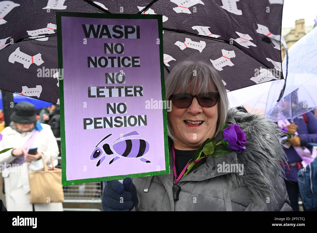 Londra, Regno Unito. 08th Mar, 2023. 2023-03-08, Parliament Square, Londra, Regno Unito. Le donne contro la disuguaglianza pensionistica statale (WASPI) protestano per la Giornata internazionale della donna. Campagna WASPI per le donne nata negli anni '1950s. Altri esprimono il governo britannico legalizzando il furto di sei anni di pensioni per donne senza preavviso, anche se alcune persone che ricevono l'avviso sono nel 2011. È stato loro impedito di ottenere la pensione statale. Praticamente tutte queste donne non sono andate all’università e hanno reso difficile la loro vita senza salvare o andare in pensione. WASPI ha condotto campagne negli ultimi dieci anni. Credito: Vedi li Foto Stock