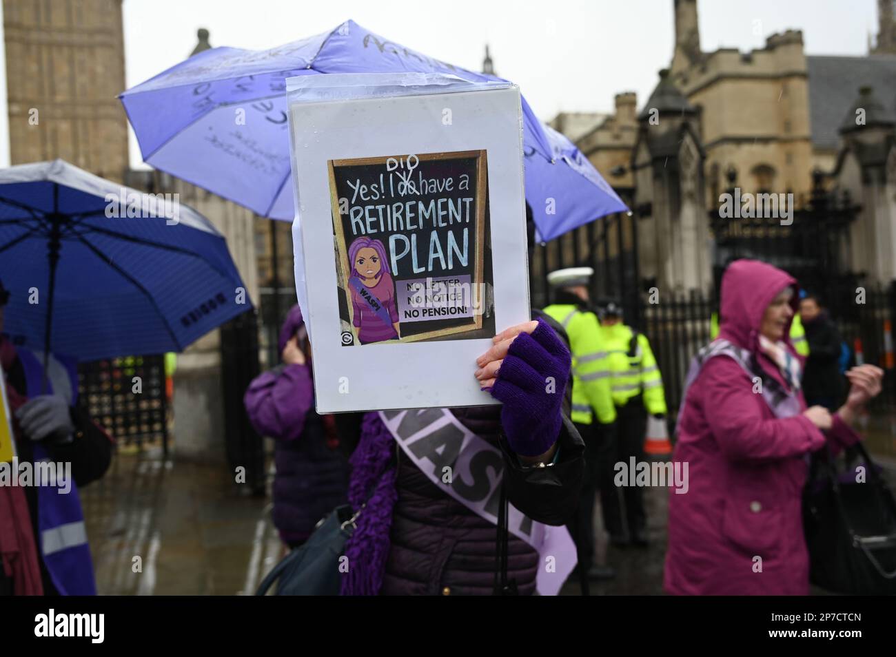 Londra, Regno Unito. 08th Mar, 2023. 2023-03-08, Parliament Square, Londra, Regno Unito. Le donne contro la disuguaglianza pensionistica statale (WASPI) protestano per la Giornata internazionale della donna. Campagna WASPI per le donne nata negli anni '1950s. Altri esprimono il governo britannico legalizzando il furto di sei anni di pensioni per donne senza preavviso, anche se alcune persone che ricevono l'avviso sono nel 2011. È stato loro impedito di ottenere la pensione statale. Praticamente tutte queste donne non sono andate all’università e hanno reso difficile la loro vita senza salvare o andare in pensione. WASPI ha condotto campagne negli ultimi dieci anni. Credito: Vedi li Foto Stock