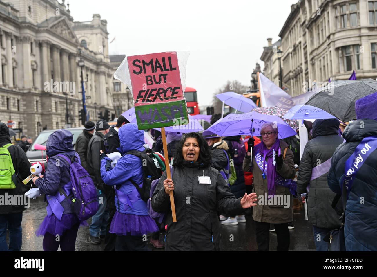 Londra, Regno Unito. 08th Mar, 2023. 2023-03-08, Parliament Square, Londra, Regno Unito. Le donne contro la disuguaglianza pensionistica statale (WASPI) protestano per la Giornata internazionale della donna. Campagna WASPI per le donne nata negli anni '1950s. Altri esprimono il governo britannico legalizzando il furto di sei anni di pensioni per donne senza preavviso, anche se alcune persone che ricevono l'avviso sono nel 2011. È stato loro impedito di ottenere la pensione statale. Praticamente tutte queste donne non sono andate all’università e hanno reso difficile la loro vita senza salvare o andare in pensione. WASPI ha condotto campagne negli ultimi dieci anni. Credito: Vedi li Foto Stock