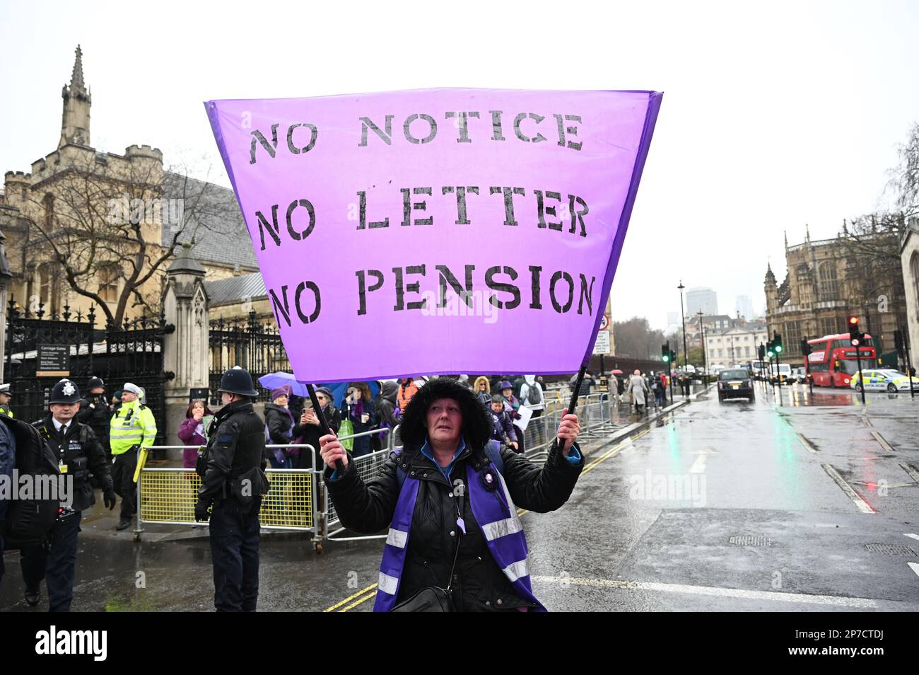 Londra, Regno Unito. 08th Mar, 2023. 2023-03-08, Parliament Square, Londra, Regno Unito. Le donne contro la disuguaglianza pensionistica statale (WASPI) protestano per la Giornata internazionale della donna. Campagna WASPI per le donne nata negli anni '1950s. Altri esprimono il governo britannico legalizzando il furto di sei anni di pensioni per donne senza preavviso, anche se alcune persone che ricevono l'avviso sono nel 2011. È stato loro impedito di ottenere la pensione statale. Praticamente tutte queste donne non sono andate all’università e hanno reso difficile la loro vita senza salvare o andare in pensione. WASPI ha condotto campagne negli ultimi dieci anni. Credito: Vedi li Foto Stock