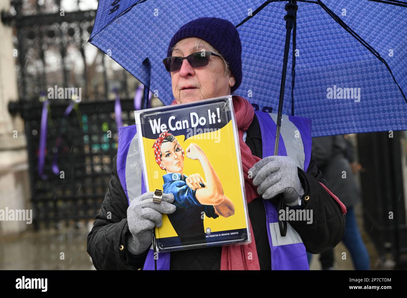 Londra, Regno Unito. 08th Mar, 2023. 2023-03-08, Parliament Square, Londra, Regno Unito. Le donne contro la disuguaglianza pensionistica statale (WASPI) protestano per la Giornata internazionale della donna. Campagna WASPI per le donne nata negli anni '1950s. Altri esprimono il governo britannico legalizzando il furto di sei anni di pensioni per donne senza preavviso, anche se alcune persone che ricevono l'avviso sono nel 2011. È stato loro impedito di ottenere la pensione statale. Praticamente tutte queste donne non sono andate all’università e hanno reso difficile la loro vita senza salvare o andare in pensione. WASPI ha condotto campagne negli ultimi dieci anni. Credito: Vedi li Foto Stock