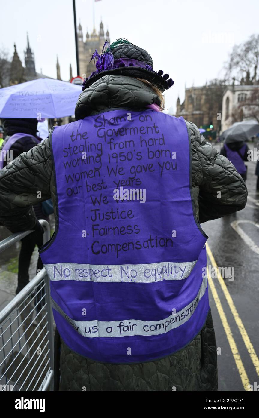Londra, Regno Unito. 08th Mar, 2023. 2023-03-08, Parliament Square, Londra, Regno Unito. Le donne contro la disuguaglianza pensionistica statale (WASPI) protestano per la Giornata internazionale della donna. Campagna WASPI per le donne nata negli anni '1950s. Altri esprimono il governo britannico legalizzando il furto di sei anni di pensioni per donne senza preavviso, anche se alcune persone che ricevono l'avviso sono nel 2011. È stato loro impedito di ottenere la pensione statale. Praticamente tutte queste donne non sono andate all’università e hanno reso difficile la loro vita senza salvare o andare in pensione. WASPI ha condotto campagne negli ultimi dieci anni. Credito: Vedi li Foto Stock