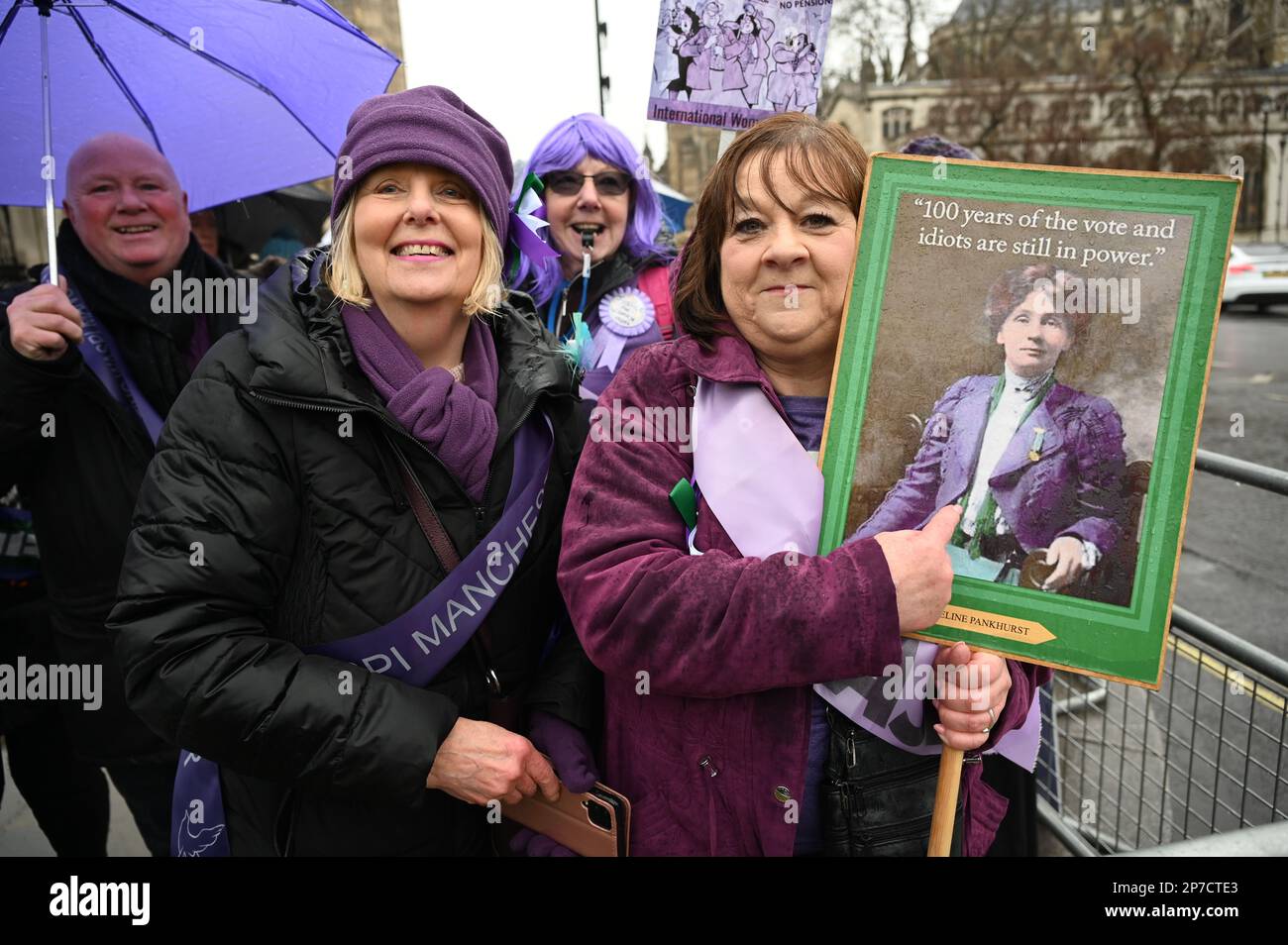 Londra, Regno Unito. 08th Mar, 2023. 2023-03-08, Parliament Square, Londra, Regno Unito. Le donne contro la disuguaglianza pensionistica statale (WASPI) protestano per la Giornata internazionale della donna. Campagna WASPI per le donne nata negli anni '1950s. Altri esprimono il governo britannico legalizzando il furto di sei anni di pensioni per donne senza preavviso, anche se alcune persone che ricevono l'avviso sono nel 2011. È stato loro impedito di ottenere la pensione statale. Praticamente tutte queste donne non sono andate all’università e hanno reso difficile la loro vita senza salvare o andare in pensione. WASPI ha condotto campagne negli ultimi dieci anni. Credito: Vedi li Foto Stock