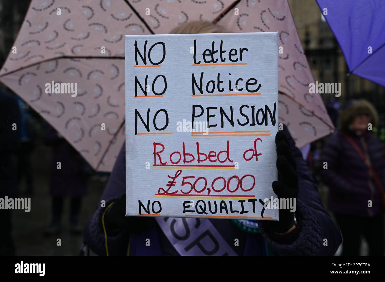 Londra, Regno Unito. 08th Mar, 2023. 2023-03-08, Parliament Square, Londra, Regno Unito. Le donne contro la disuguaglianza pensionistica statale (WASPI) protestano per la Giornata internazionale della donna. Campagna WASPI per le donne nata negli anni '1950s. Altri esprimono il governo britannico legalizzando il furto di sei anni di pensioni per donne senza preavviso, anche se alcune persone che ricevono l'avviso sono nel 2011. È stato loro impedito di ottenere la pensione statale. Praticamente tutte queste donne non sono andate all’università e hanno reso difficile la loro vita senza salvare o andare in pensione. WASPI ha condotto campagne negli ultimi dieci anni. Credito: Vedi li Foto Stock