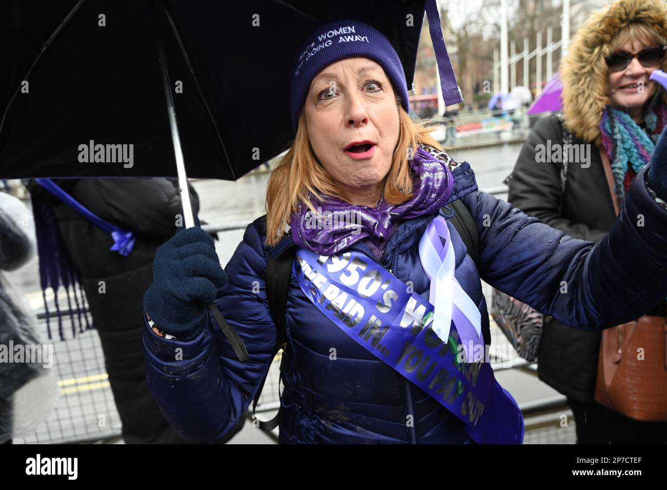 Londra, Regno Unito. 08th Mar, 2023. 2023-03-08, Parliament Square, Londra, Regno Unito. Le donne contro la disuguaglianza pensionistica statale (WASPI) protestano per la Giornata internazionale della donna. Campagna WASPI per le donne nata negli anni '1950s. Altri esprimono il governo britannico legalizzando il furto di sei anni di pensioni per donne senza preavviso, anche se alcune persone che ricevono l'avviso sono nel 2011. È stato loro impedito di ottenere la pensione statale. Praticamente tutte queste donne non sono andate all’università e hanno reso difficile la loro vita senza salvare o andare in pensione. WASPI ha condotto campagne negli ultimi dieci anni. Credito: Vedi li Foto Stock