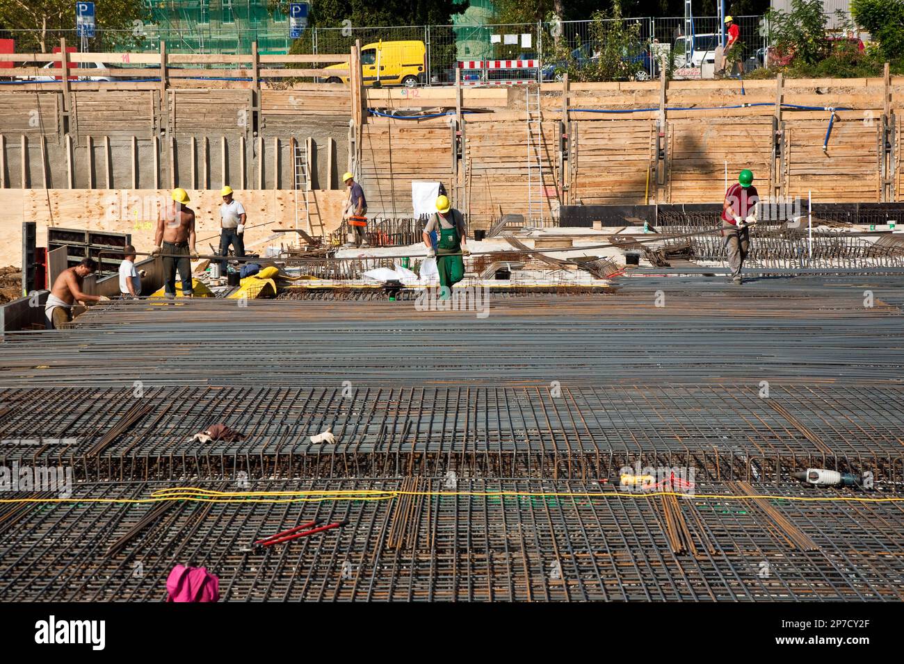 Hofheim, Germania - 25 settembre 2009: I lavoratori fanno la costruzione di barre d'acciaio in un cantiere di Hofheim, Germania. La costruzione è controllata Foto Stock