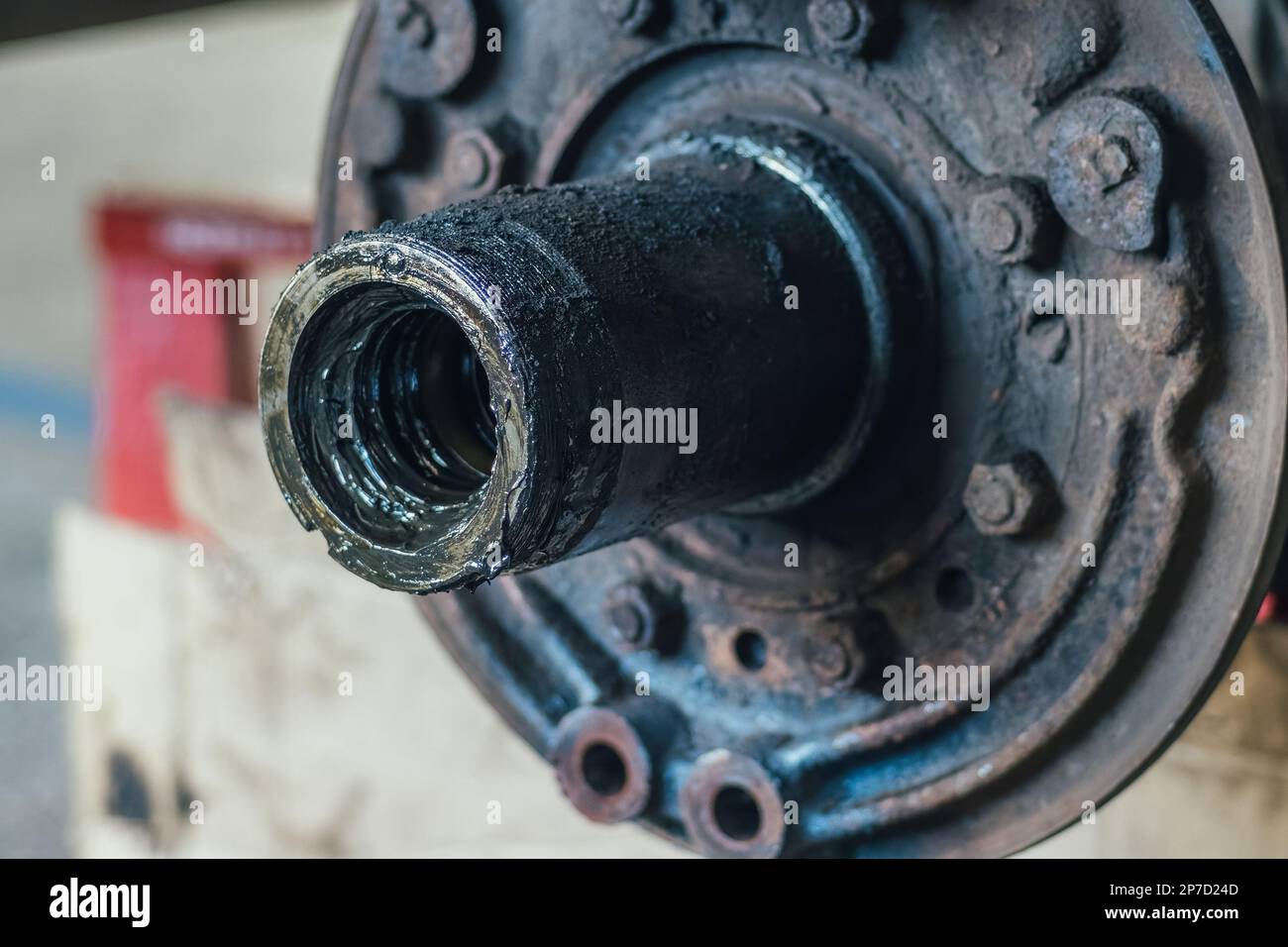 Riparazione dei dischi dei freni della vettura. Dischi del mozzo e del freno con pastiglie in un'analisi ravvicinata. Riparazione urgente nel servizio auto. Dettaglio del sottocarro. Sfondo.. Foto Stock