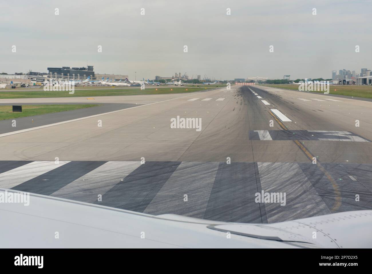 Buenos Aires, Argentina, 18 novembre 2022: Pista per aerei come visto da una finestra di un aereo, un Boeing 737-700 jet che si prepara a decollare dal Foto Stock