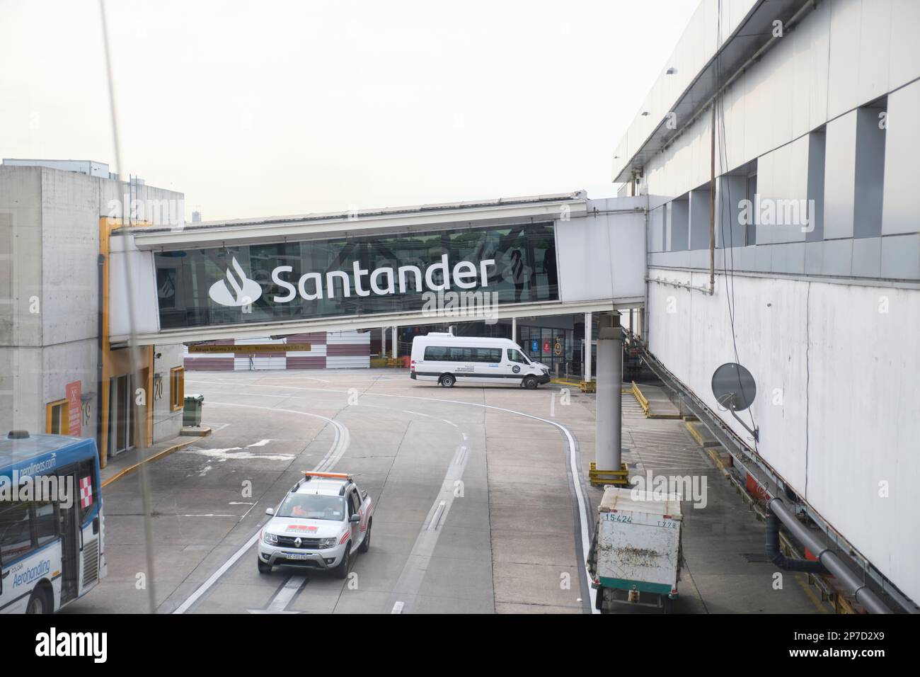 Buenos Aires, Argentina, 18 novembre 2022: Jorge Newbery International Airport, tunnel ponte con Santander Bank pubblicità Foto Stock