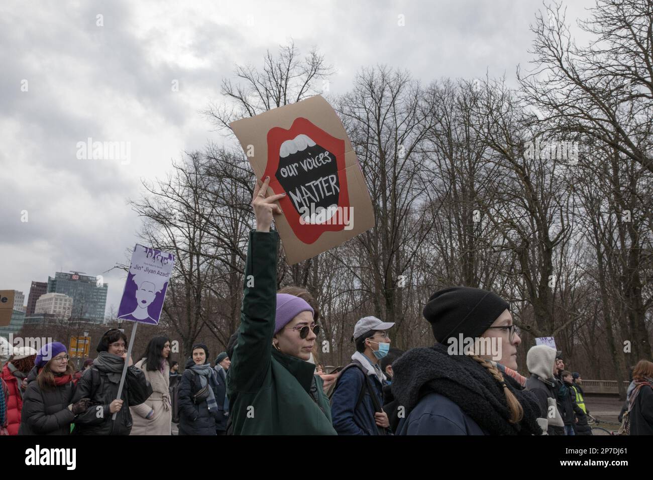 8 marzo 2023, Berlino, Germania: Oggi, il 8 marzo 2023, molti manifestanti si sono riuniti a Berlino per partecipare a varie proteste ed eventi per la Giornata internazionale della donna. Tra questi vi erano donne e uomini iraniani che hanno sensibilitato ai diritti delle donne in Iran. Si sono Uniti all'appello globale per la parità di genere e hanno chiesto libertà e uguaglianza per tutte le donne. A Gendarmenmarkt, una rappresentazione teatrale simboleggia la soppressione dei diritti delle donne da parte del regime talebano in Afghanistan. Durante lo spettacolo teatrale a Gendarmenmarkt, le donne erano legate e avevano la loro libertà tolta. Una donna era forci Foto Stock