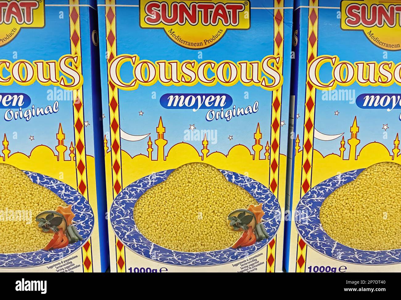 Viersen, Germania - Marzo 3. 2023: Primo piano delle confezioni Suntat couscous in scaffale del negozio tedesco Foto Stock