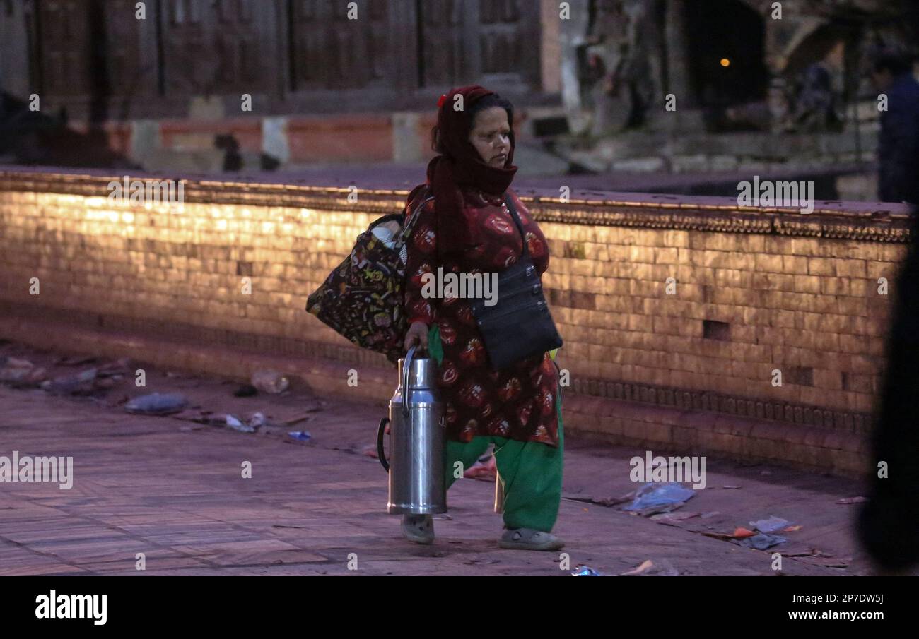 Kathmandu, Bagmati, Nepal. 8th Mar, 2023. Una donna si muove in avanti per vendere tè e snack che trasportano matracci thermos in una strada in occasione della Giornata internazionale della donna a Kathmandu, Nepal, il 8 marzo 2023. Il tema della Giornata Internazionale della Donna di quest'anno è ''Embrace Equity' (Credit Image: © Sunil Sharma/ZUMA Press Wire) SOLO PER USO EDITORIALE! Non per USO commerciale! Foto Stock