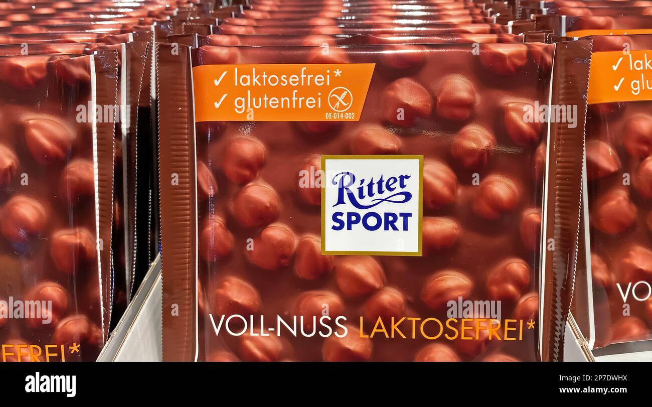Viersen, Germania - Marzo 3. 2023: Primo piano di confezioni senza glutine e lattosio Ritter Sport Nut Chocolate in scaffale del negozio tedesco Foto Stock