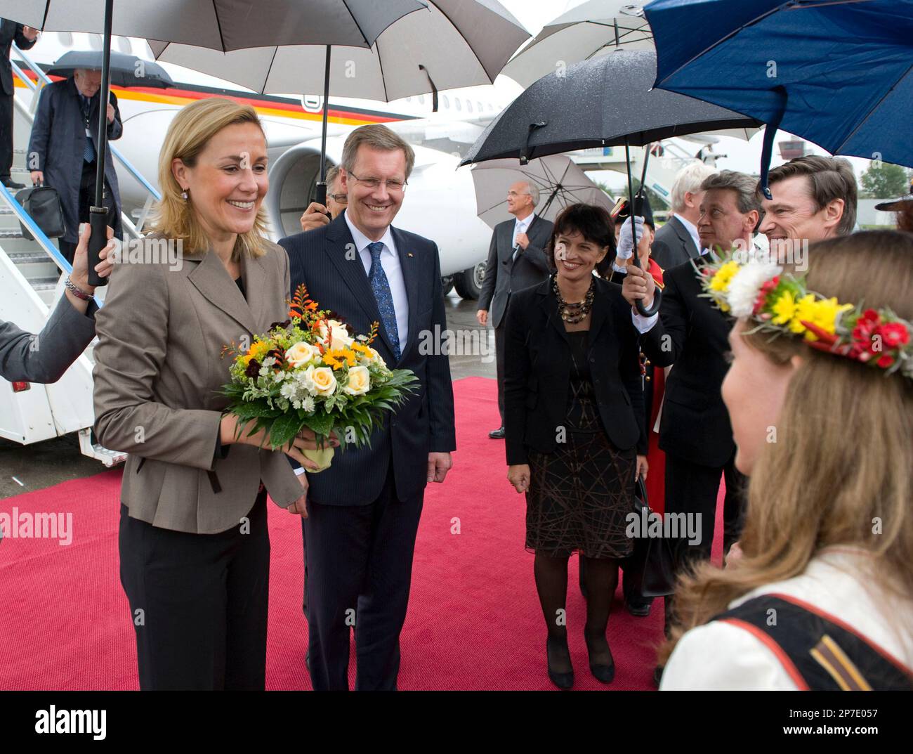 Bundespraesident Christian Wulff (2.v.l.) und dessen Frau Bettina (l