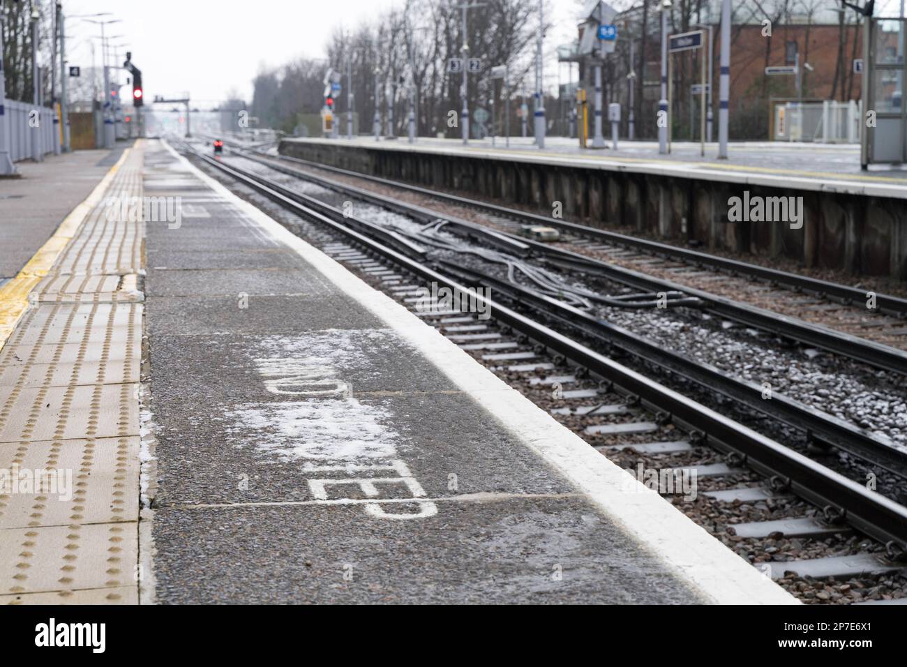 Londra UK, 8th marzo 2023. Meteo nel Regno Unito. Una forte nevicata ha colpito Londra mercoledì, sconvolgendo i treni in entrata e in uscita dalla capitale mentre un'esplosione artica colpisce il Regno Unito. Credit: Xiu Bao/Alamy Live News Foto Stock