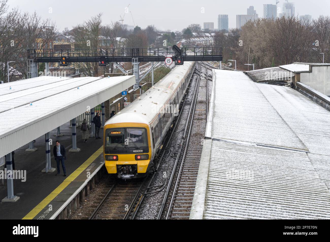 Londra UK, 8th marzo 2023. Meteo nel Regno Unito. Una forte nevicata ha colpito Londra mercoledì, sconvolgendo i treni in entrata e in uscita dalla capitale mentre un'esplosione artica colpisce il Regno Unito. Credit: Xiu Bao/Alamy Live News Foto Stock