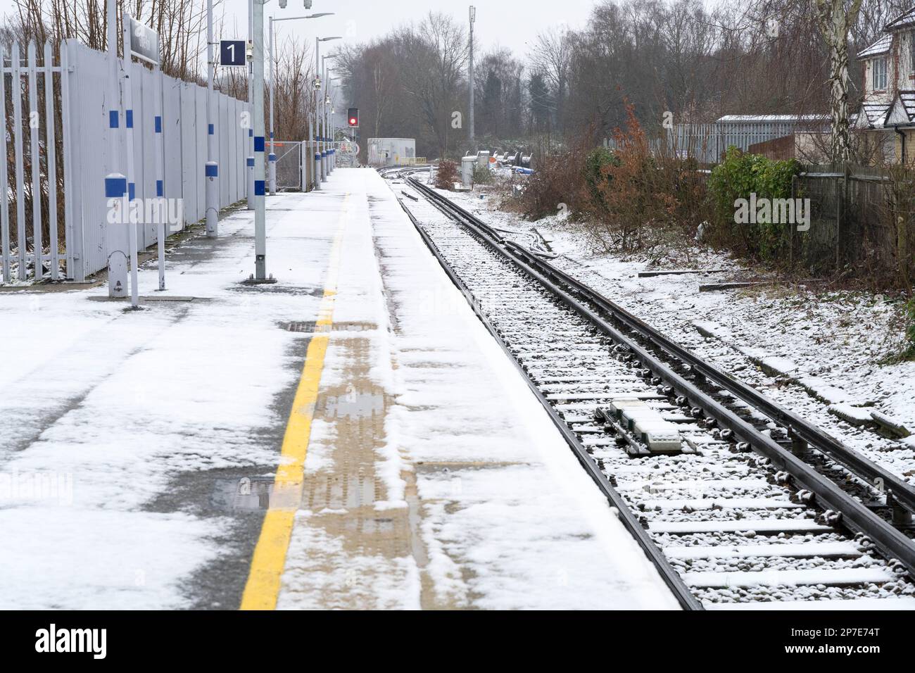Londra UK, 8th marzo 2023. Meteo nel Regno Unito. Piattaforma ferroviaria coperta di neve pesante a Londra il mercoledì, che sconvolgono i treni in entrata e in uscita dalla capitale mentre un'esplosione artica travolgono il Regno Unito. Credit: Xiu Bao/Alamy Live News Foto Stock