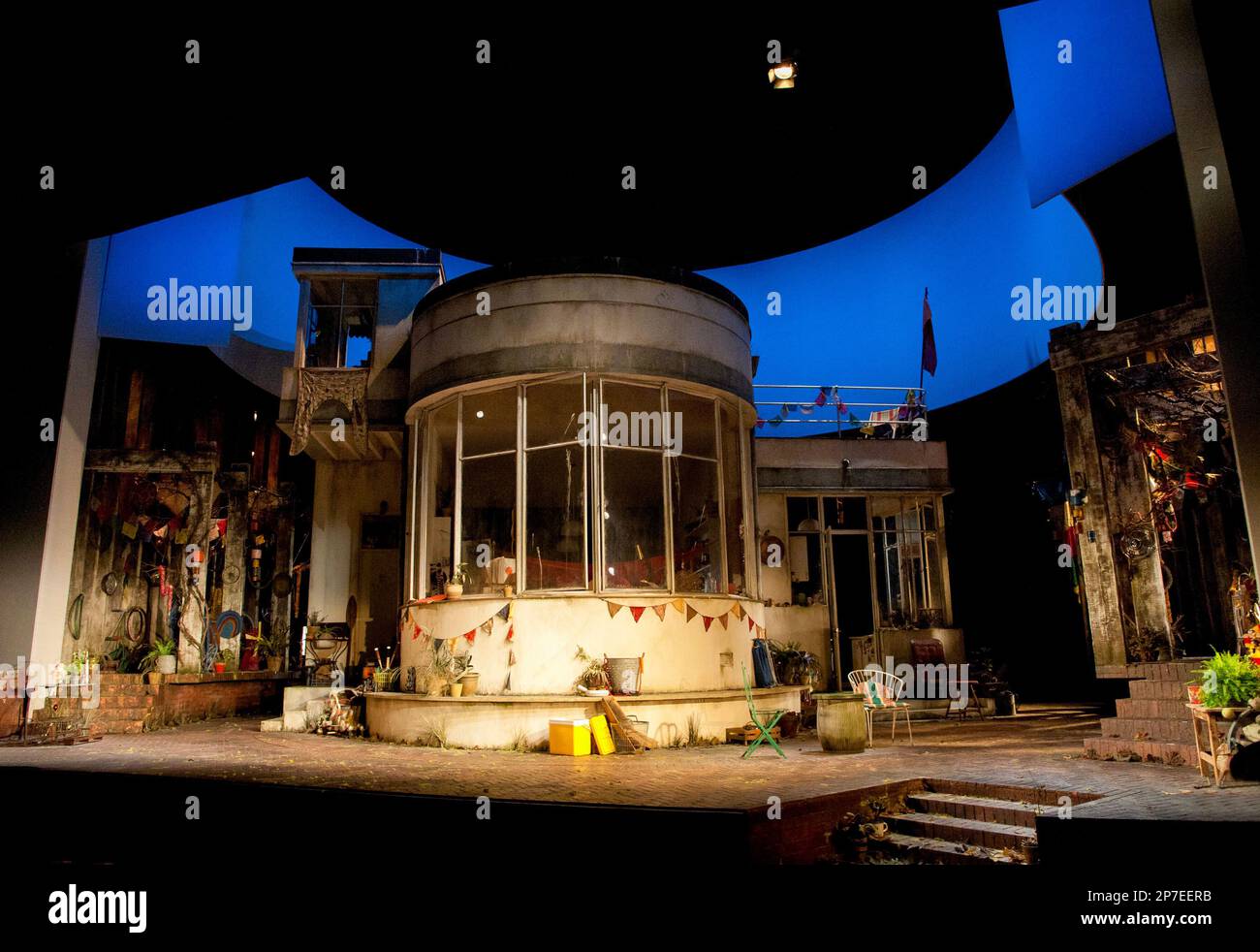 Scenografico per L'ULTIMO DEGLI HAUSSMANS di Stephen Beresford al Lyttelton Theatre, National Theatre (NT), Londra SE1 19/06/2012 progettazione: Vicki Mortimer illuminazione: Mark Henderson regista: Howard Davies Foto Stock