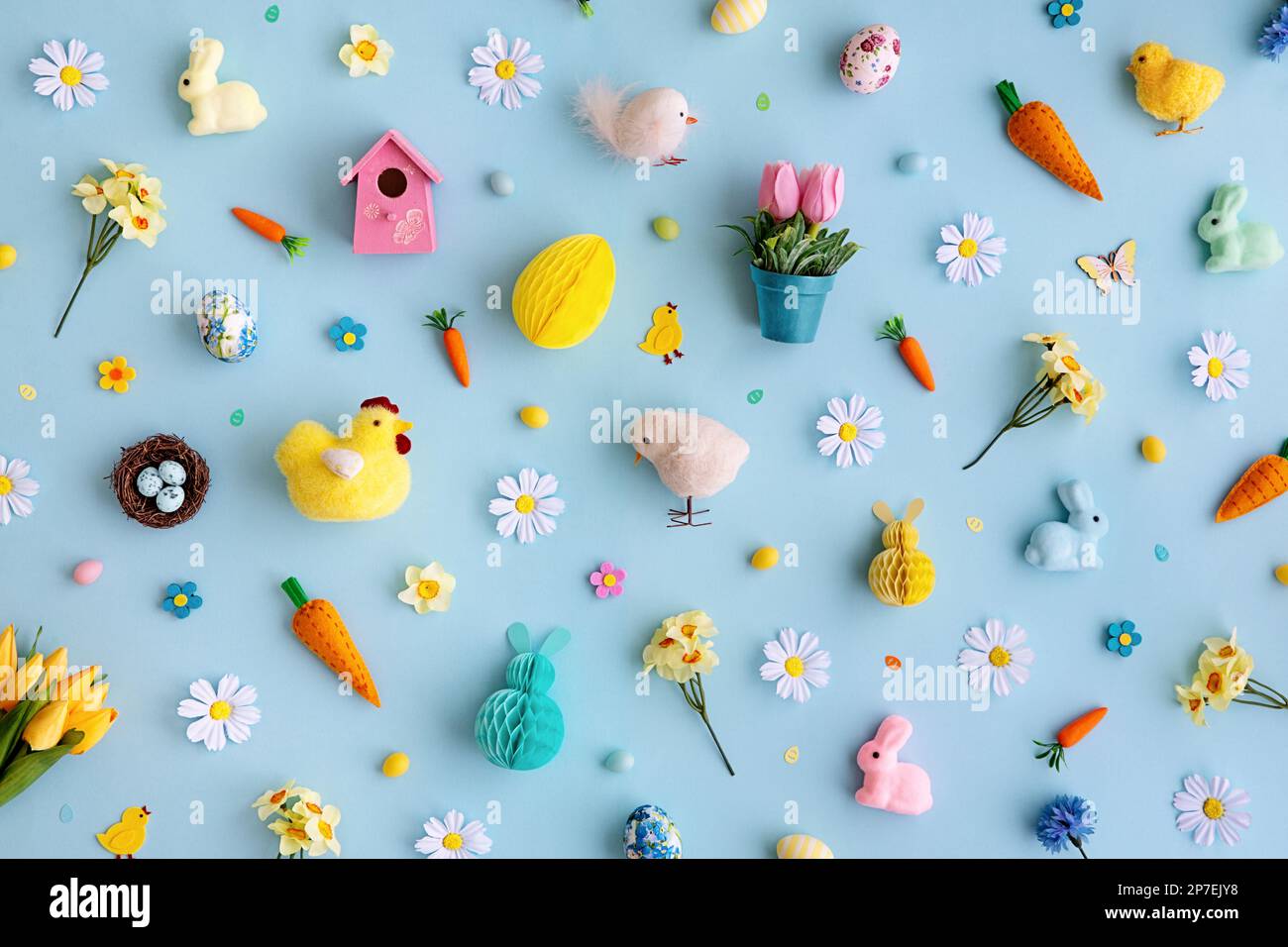 Sfondo collezione di oggetti di Pasqua disposti su uno sfondo blu, vista dall'alto Foto Stock