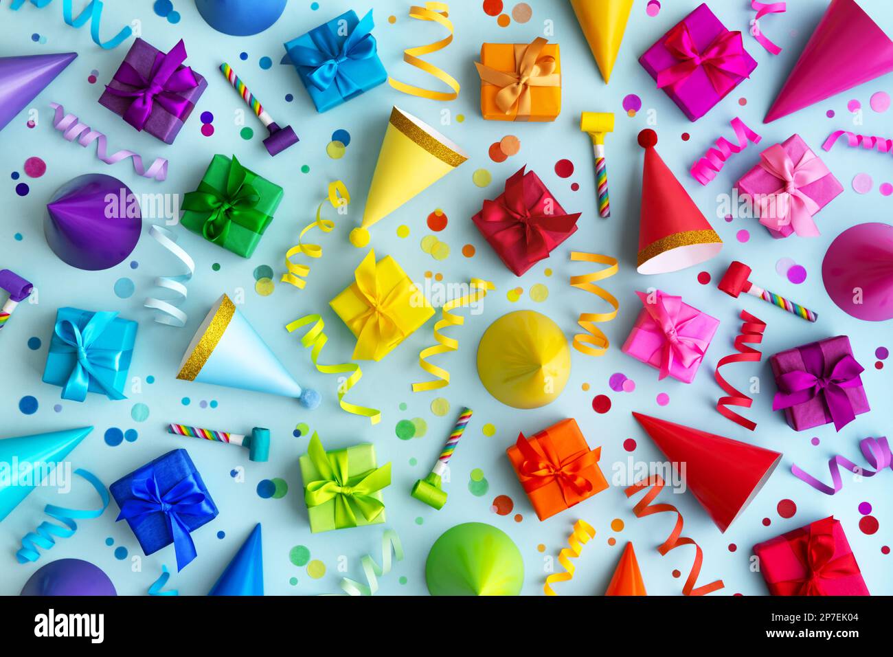 Collezione di sfondo overhead di colorati oggetti per feste di compleanno in colori arcobaleno Foto Stock