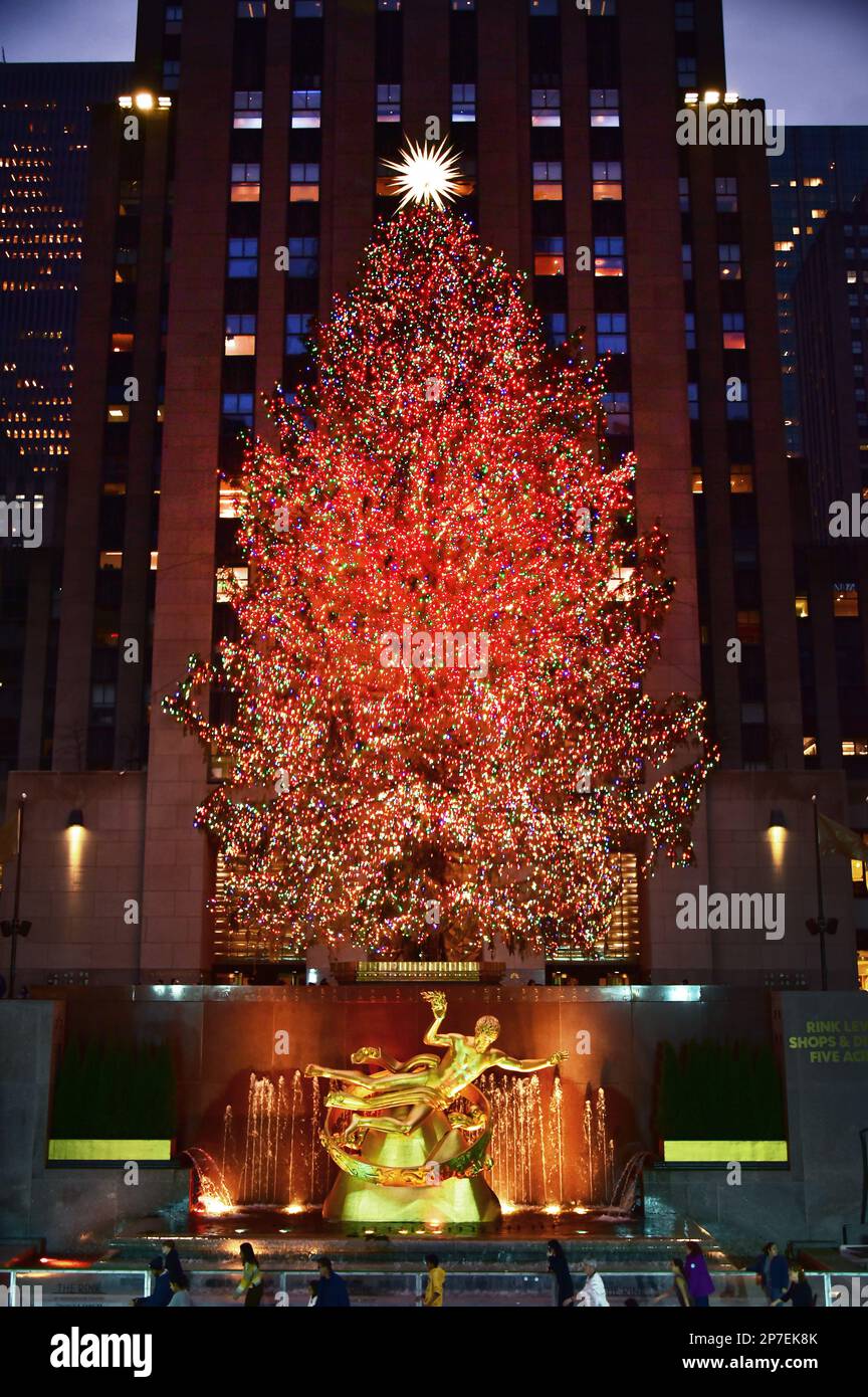 Pista di pattinaggio su ghiaccio al Rockefeller Center con albero di Natale di notte, New York, Stati Uniti Foto Stock