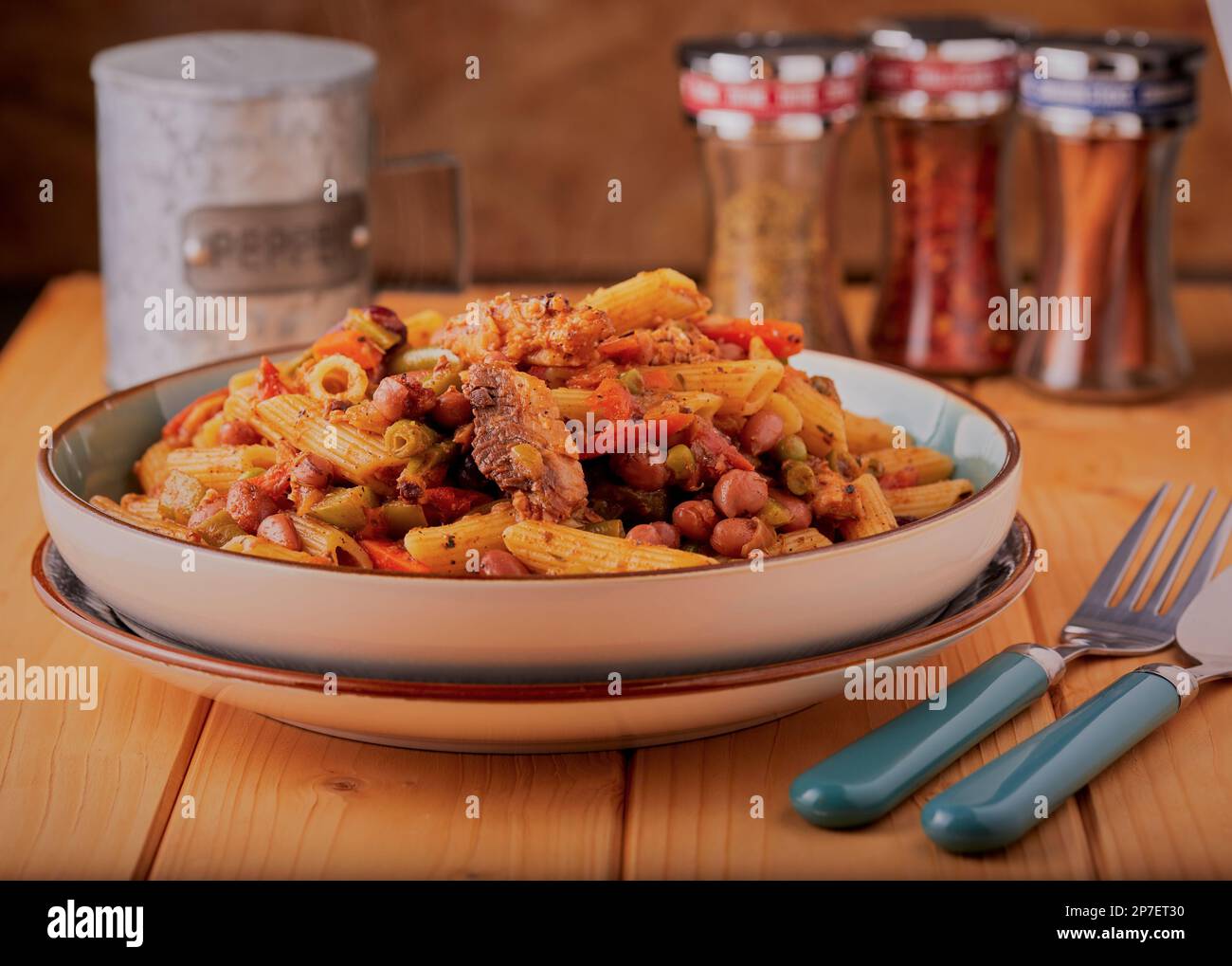 Sardine sane e un piatto di pasta con verdure e fagioli misti in salsa di pomodoro. Foto Stock