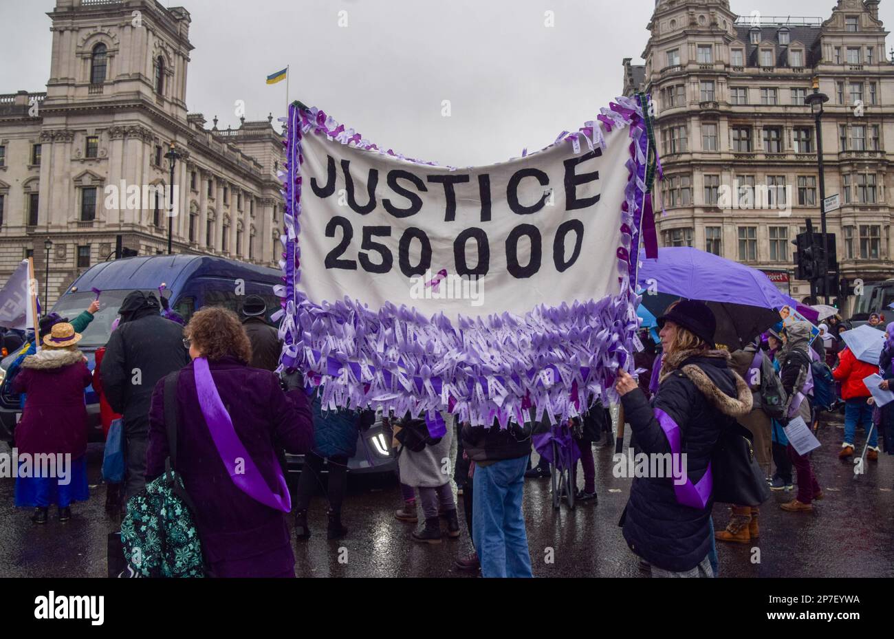 Londra, Inghilterra, Regno Unito. 8th Mar, 2023. I dimostranti bloccano il traffico. I pensionati si sono riuniti in Piazza del Parlamento in occasione della Giornata internazionale della donna per protestare contro la disuguaglianza pensionistica e hanno chiesto giustizia alle donne nate negli anni '1950s, che i manifestanti dicono siano state 'derubate' delle loro pensioni. La dimostrazione è stata organizzata da WSPI (Credit Image: © Vuk Valcic/ZUMA Press Wire) SOLO PER USO EDITORIALE! Non per USO commerciale! Foto Stock