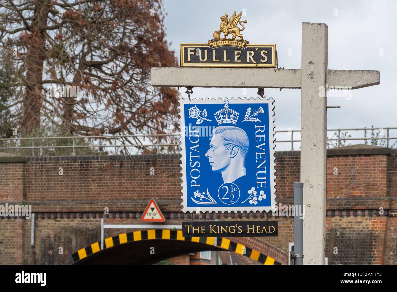 The King's Head pub con un'insegna stravagante a forma di francobollo, Guildford, Surrey, Inghilterra, Regno Unito Foto Stock