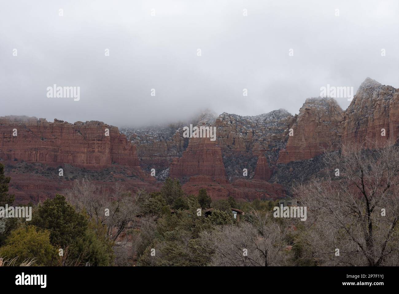 Le case si fondono nello scenario di splendide rocce rosse e alberi, a Sedona, Arizona. Foto Stock