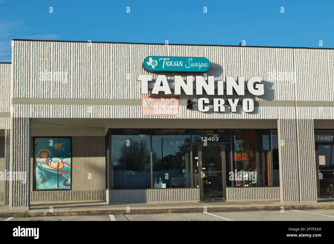 Primavera, Texas USA 02-10-2023: Texas Sunspa Tanning Cryo business storefront a primavera, Texas. Centro benessere e trattamenti di bellezza in un centro commerciale. Foto Stock