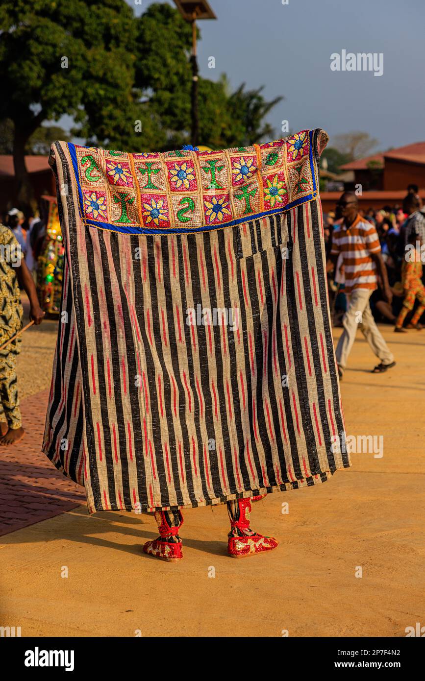 i guinguini nei costumi tradizionali ricamati colorati invocheranno gli spiriti ancestrali mentre si esibiscono al festival annuale del voodoo a ouidah benin Foto Stock