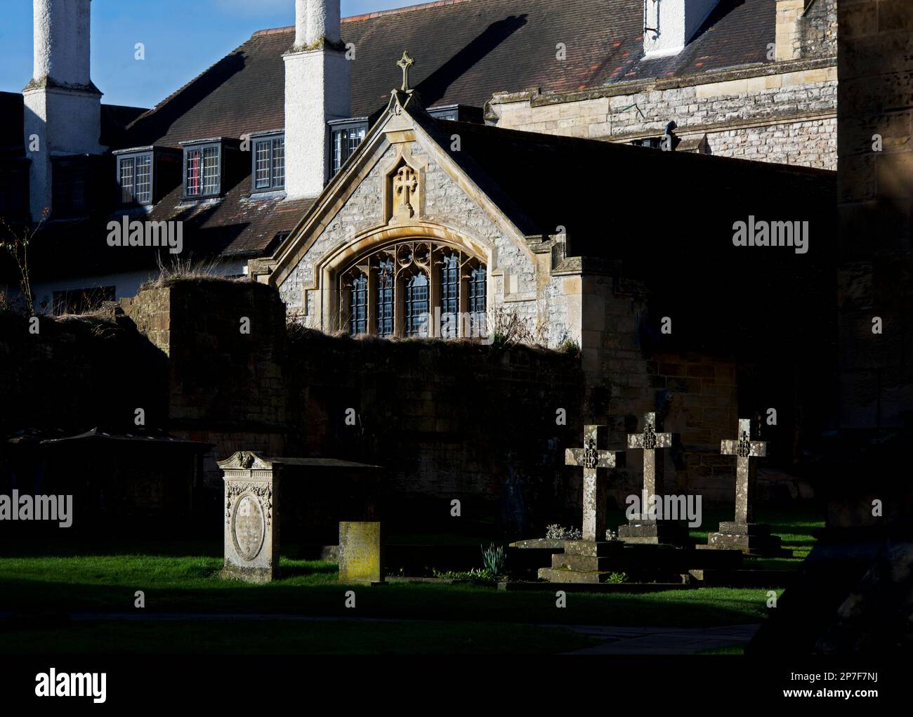 Grave attraversa il cimitero di Southwell Minster, Southwell, Nottinghamshire, Inghilterra UK Foto Stock