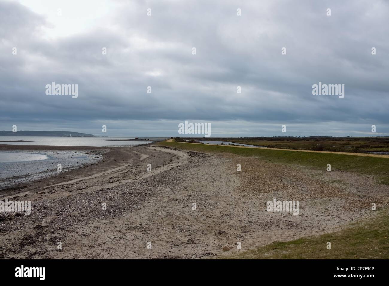 Sentiero lungo il Solent Way Trail a Lymington Hampshire Inghilterra in una giornata invernale tempestosa Foto Stock