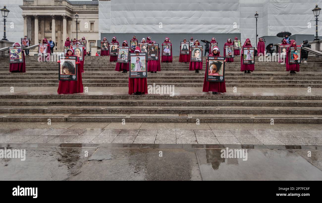 Donne protestanti anglo-iraniane vestite come personaggi della storia dell'Angiena a Trafalgar Square nel 2023° giorno internazionale della donna. Foto Stock