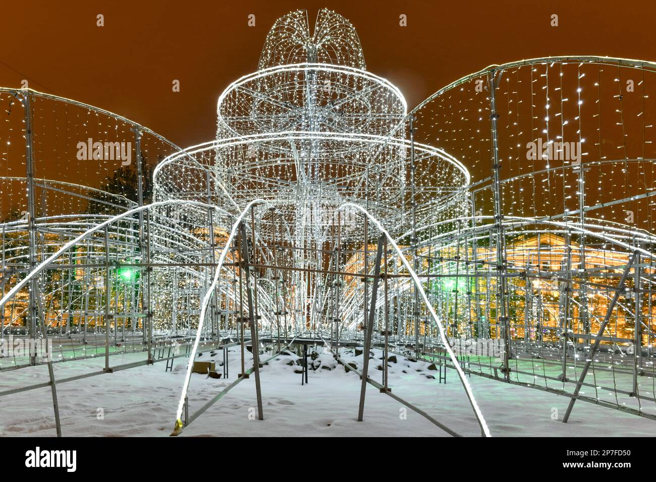 Fontana luminosa all'Ammiragliato. Fontana d'inverno. Figura LED. St Arredamento di Capodanno a Petersburg. Natale in viaggio a Pietroburgo. Nuovo anno in Russia Foto Stock