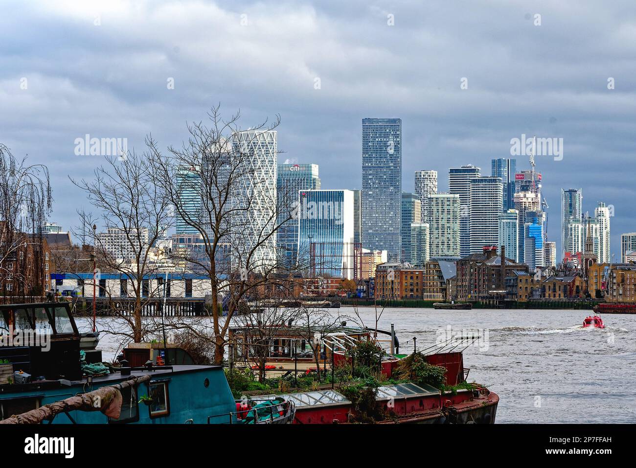 Canary Wharf visto lungo il Tamigi da Bermondsey, East London Inghilterra UK Foto Stock