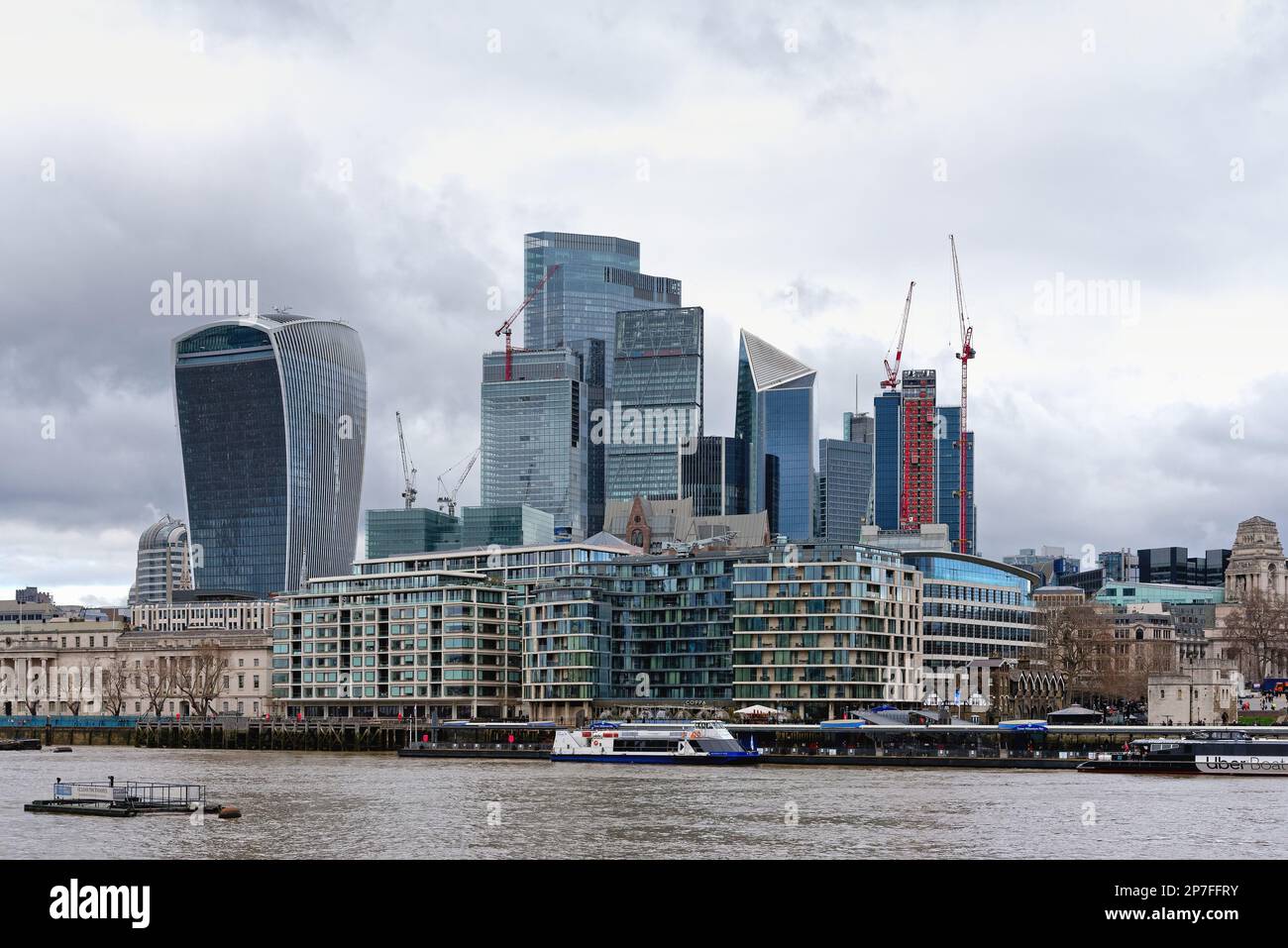 Il moderno skyline della City of London, in contrasto con gli edifici più vecchi Inghilterra Regno Unito Foto Stock