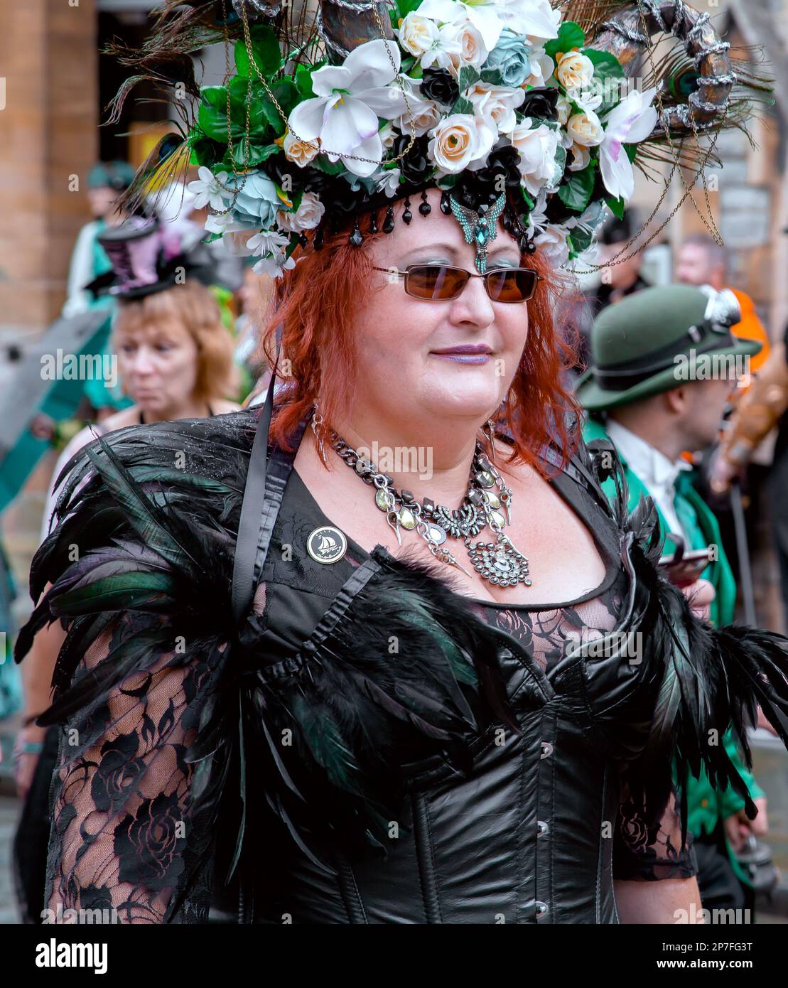 Ritratto di una steampunk femminile vestita in modo fiammeggiante. Foto Stock