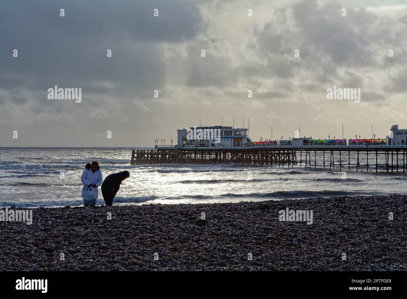 Worthing molo e spiaggia in un giorno di inverni blustery, West Sussex Inghilterra UK Foto Stock