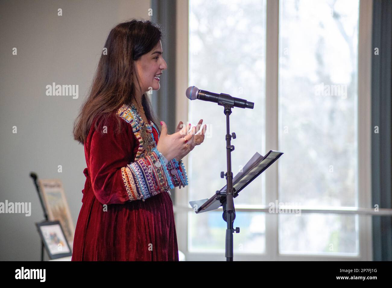 Londra, Regno Unito - 8 marzo 2023: Rabia Nasimi ha tenuto un discorso alla Royal Albert Hall in onore della Giornata internazionale della donna. Organizzato dall'Associazione dell'Afghanistan e dell'Asia centrale, un gruppo di afghani, britannici, iraniani e di altre nazionalità, rifugiati e alcuni membri del Parlamento si sono riuniti alla Royal Albert Hall per commemorare la Giornata internazionale della donna. L'evento è stato seguito da discorsi, musica, danza e una mostra. Credit: Sinai Noor/Alamy Live News Foto Stock