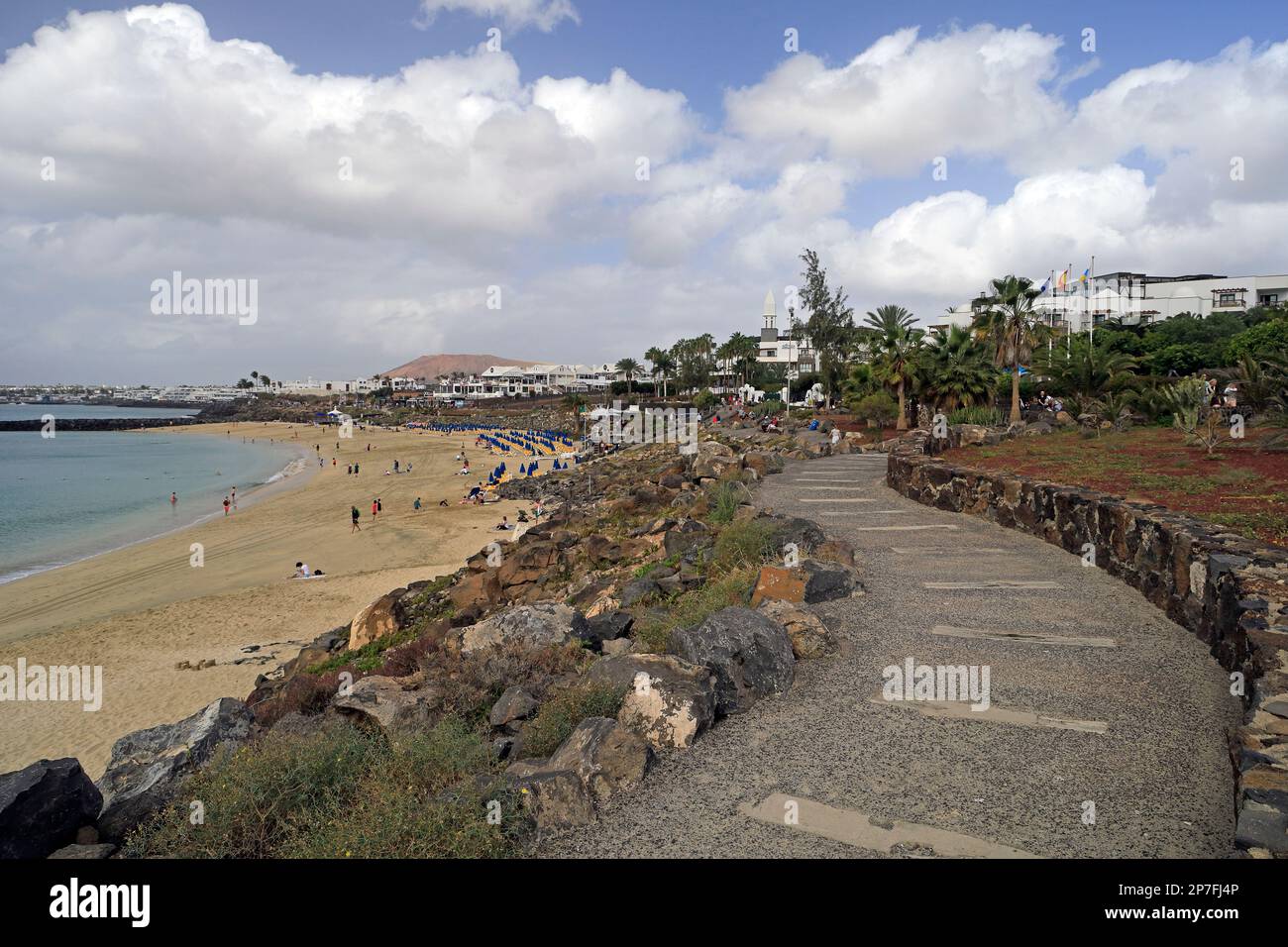 Sentiero tortuoso sulla spiaggia di Playa Dorado, Playa Blanca, Lanzarote. 2023. cym Foto Stock