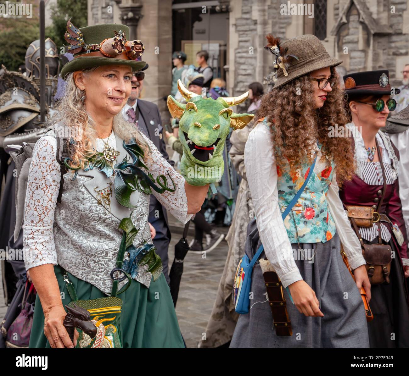 Un gruppo di punk a vapore che camminano in processione lungo una strada. Foto Stock