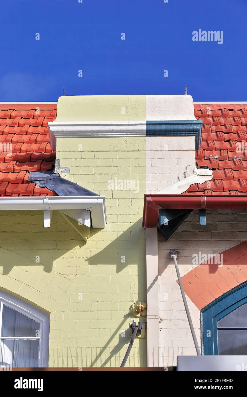 529 edifici adiacenti di colore giallo-bianco con tetti di tegole rosse sul lato sud del corso-sobborgo di Manly. Sydney-Australia. Foto Stock