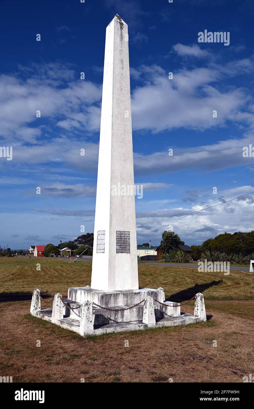 L'Obelisco Memoriale nell'insediamento della Costa Occidentale di Okarito. Risale al 21st maggio 1940, anno centenario della Nuova Zelanda. È un monumento registrato. Foto Stock