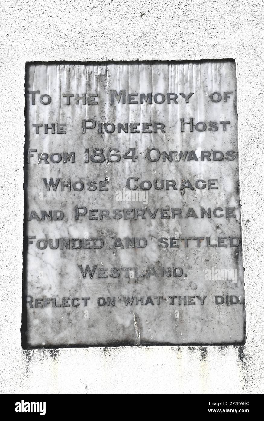 Una delle quattro placche commemorative su un obelisco di Okarito, Costa Occidentale, erette in occasione del centenario della fondazione della Nuova Zelanda. Foto Stock