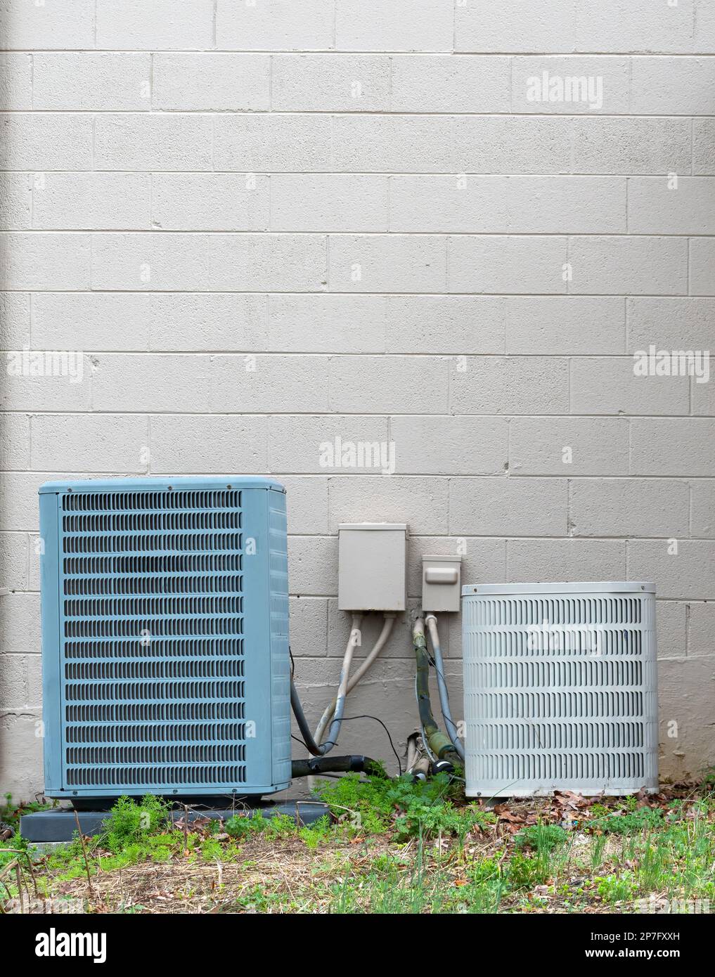 Immagine orizzontale di due unità di climatizzazione all'esterno di un'officina di riparazione. Copia spazio. Foto Stock