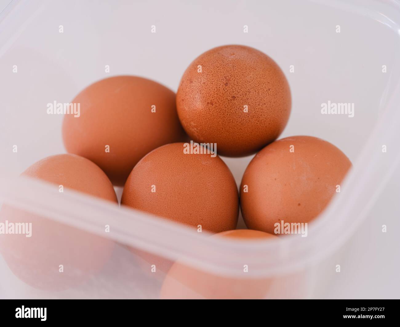 Uova sode in un contenitore di plastica. Primo piano. Foto Stock