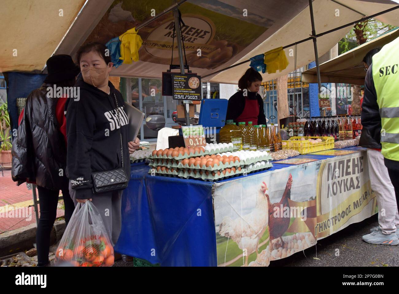 Persone che acquistano prodotti di fersh in un mercato tradizionale in Tuileries Street, Atene, Grecia Foto Stock