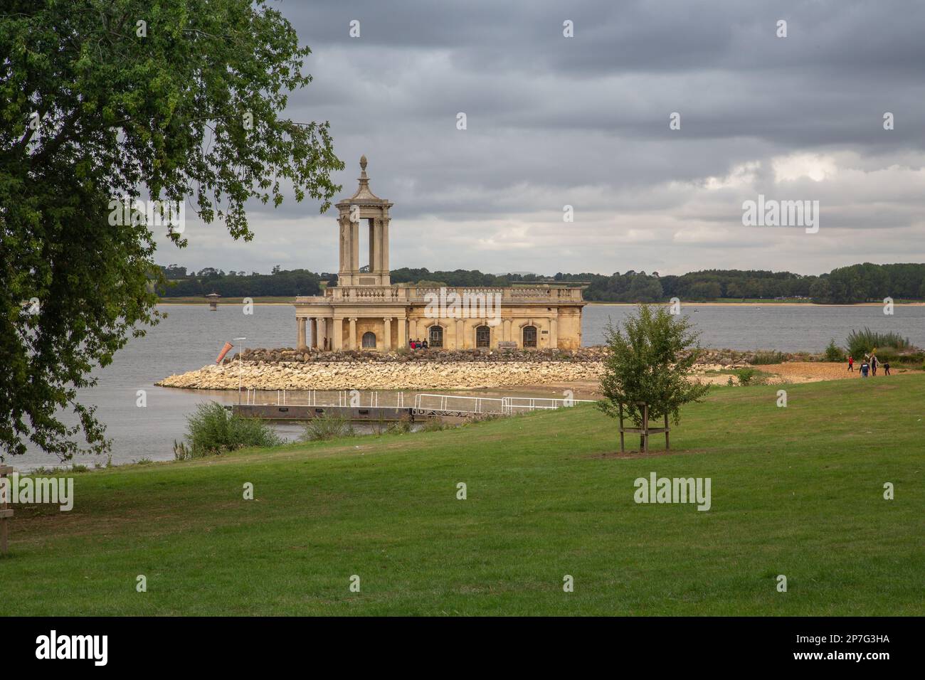 Normanton Chiesa su Rutland Water, East Midlands, Inghilterra. Foto Stock